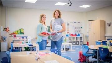 Janica Off (links) und Schulleiterin Silke Grimm im Klassenraum der "Koalas" in der Neuen Grundschule Geestemünde. 