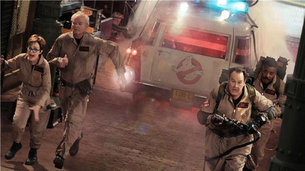 Die Oldies mischen mir: „Ghostbusters: Frozen Empire“ Janine (Annie Potts), Peter (Bill Murray), Ray (Dan Aykroyd) and Winston (Ernie Hudson) (l-r) in einer Szene des Films „Ghostbusters: Frozen Empire“.