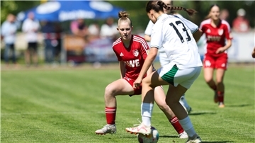 Janne Buck (links) aus Alfstedt spielt derzeit mit der SpVg Aurich um die deutsche U17-Meisterschaft. Zudem wurde sie in die Nationalmannschaft berufen. 