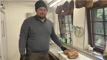 Mann mit Schinken