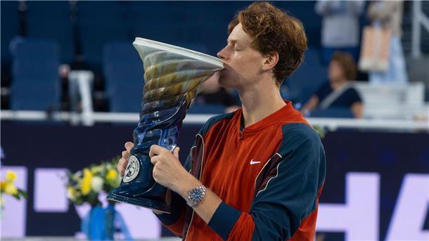 Jannik Sinner bejubelt den Titel beim Turnier in Cincinnati.