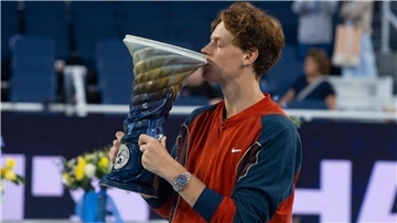 Jannik Sinner bejubelt den Titel beim Turnier in Cincinnati.