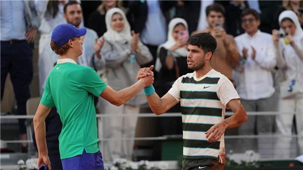 Jannik Sinner (l) und Carlos Alcaraz (r) stehen sich zum dritten Mal nacheinander im Endspiel eines Grand-Slam-Turniers gegenüber.