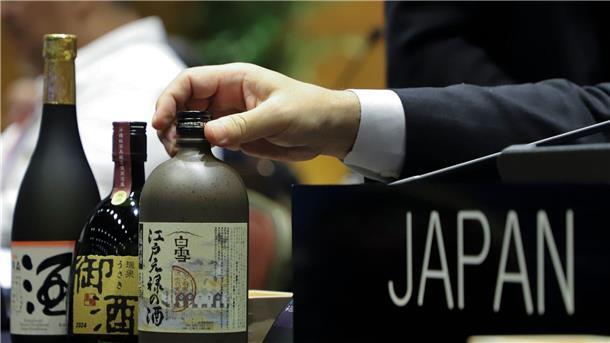 Unesco: Sake-Herstellung ist immaterielles Kulturerbe Japanischer Sake auf dem Tisch der japanischen Delegation während der Unesco-Welterbekonferenz in Asunción.