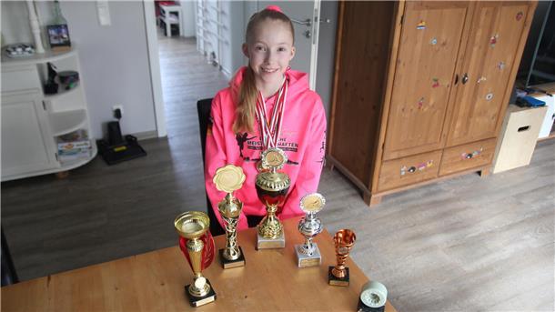 Jara Stolter hat in ihrer noch jungen sportlichen Karriere schon einige Pokale und Medaillen errungen. Höhepunkt ist sicher der Titel der Deutschen Meisterin mit dem Team des ERC Bremerhaven.