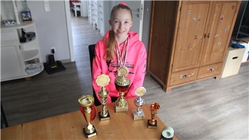 Jara Stolter hat in ihrer noch jungen sportlichen Karriere schon einige Pokale und Medaillen errungen. Höhepunkt ist sicher der Titel der Deutschen Meisterin mit dem Team des ERC Bremerhaven.