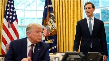 Jared Kushner mit dem damaligen US-Präsidenten Donald Trump, der auch sein Schwiegervater ist, im Oval Office des Weißen Hauses.