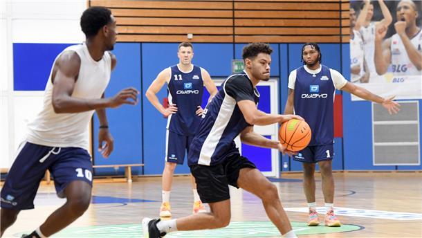 Jarelle Reischel hat den Ball und will ihn zu Kevin Charles (links) pasen, im Hintergrund schauen Robert Oehle und Jordan Giles zu.