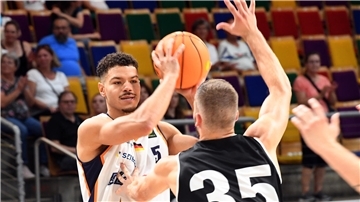 Jarelle Reischel (links) verlor mit den Eisbären das Testspiel bei Donar Groningen.