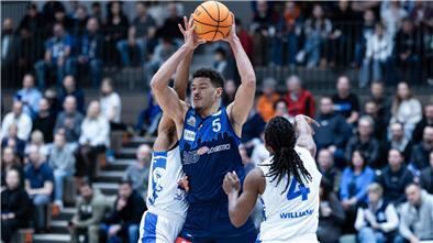 Jarelle Reischel (Mitte) und die Eisbären versäumten den erhofften Befreiungsschlag in Karlsruhe.