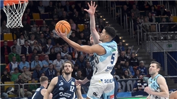 Jarelle Reischel versucht es gegen die Dresden Titans mit einem Unterhandkorbleger. Die Eisbären haben die schwächste Zweierquote der Zweiten Liga.