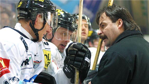 Jarkko Vavio und Ken Dzikowski lauschen den Anweisungen von Trainer Jamie Bartman (von links).