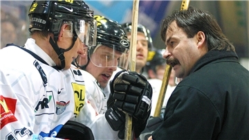 Jarkko Vavio und Ken Dzikowski lauschen den Anweisungen von Trainer Jamie Bartman (von links).