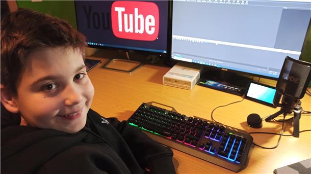 Jarno Rieke schneidet das Video für den Weihnachtsgottesdienst.