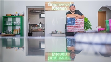 Jason David Grünholz hat sich einen Lebenstraum erfüllt: Das „Greenwood Kitchen“ in Leherheide bietet typisch amerikanisches Essen. 