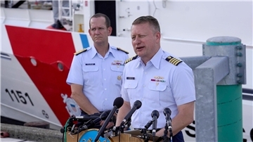 Jason Neubauer (r), Chefermittler der US-Küstenwache, spricht mit den Medien.