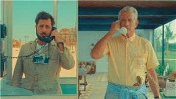 Jason Schwartzman als Mitch Campbell und Tom Hanks als Schwiegervater in einer Szene des Films „Asteroid City“.