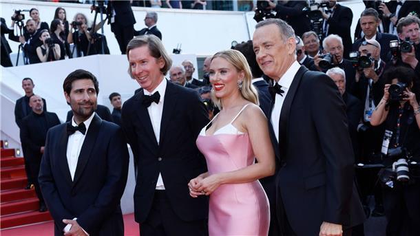 Großes Star-Ensemble bei Premiere von Wes-Anderson-Film Jason Schwartzman (l-r), Wes Anderson, Scarlett Johansson und Tom Hanks stellen „Asteroid City“ in Cannes vor.