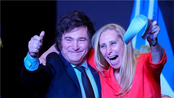 Javier Milei feiert mit seiner Schwester Karina Milei.