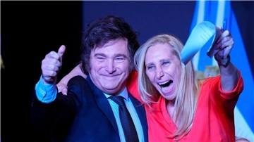 Javier Milei feiert mit seiner Schwester Karina Milei.