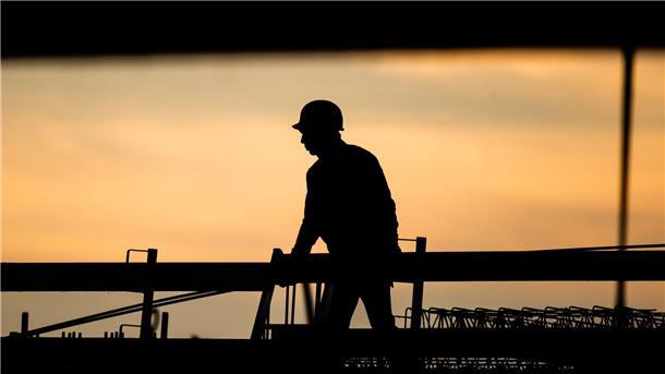 Zeitdruck und schwere körperliche Arbeit weit verbreitet Je stärker die Arbeitsbelastungen ausgeprägt sind, desto schlechter schätzen die Beschäftigten ihre Gesundheit und künftige Arbeitsfähigkeit ein.