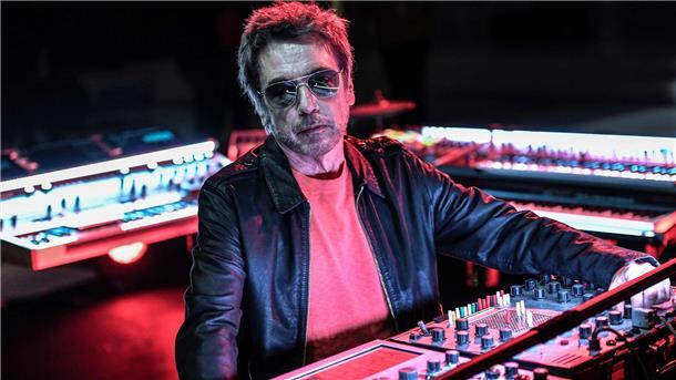 Sound-Magier Jean-Michel Jarre wird 75 Jean-Michel Jarre auf der Bühne in der Kathedrale Notre-Dame vor dem Virtual-Reality-Silvesterkonzert 2020.