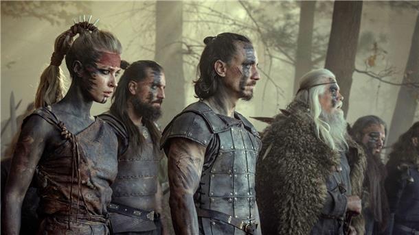 Nach der Varusschlacht: Zweite Staffel „Barbaren“ Jeanne Goursaud als Thusnelda und David Schütter als Folkwin Wolfspeer in einer Szene der zweiten Staffel der Serie „Barbaren“.