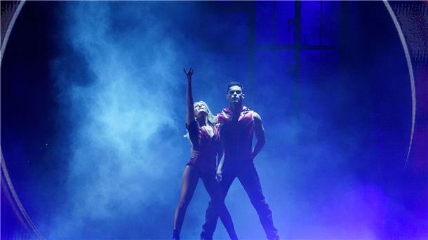 Luft, Feuer, Wasser: Helene Fischer startet Megatour Jede Geste sitzt: „Was für ein Megastart heute bei euch“, sagt Helene Fischer.