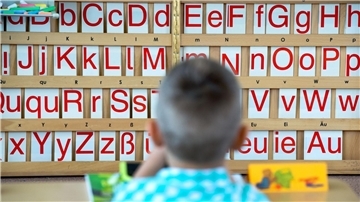 Jede Menge Buchstaben ergeben jede Menge Wörter. Die in Ordnung zu bringen, stellt Kinder zunehmend vor Probleme. Sie brauchen länger, um Lesen zu lernen.