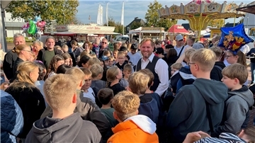 Jede Menge Trubel bei der Eröffnung des 60. Gnarrenburger Herbstmarktes mit Gemeindebürgermeister Marc Breitenfeld mittendrin.