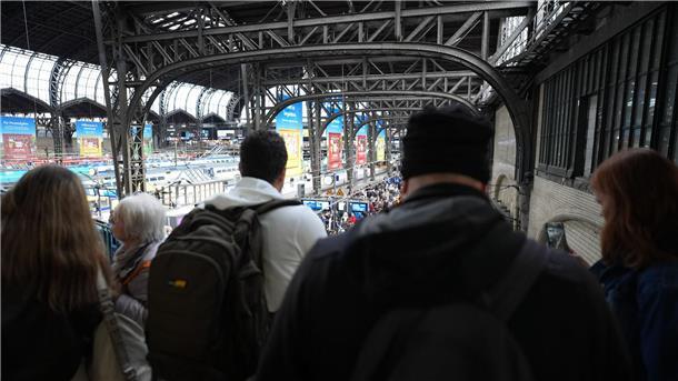 Jeden Tag fahren hunderte Züge am Hamburger Hauptbahnhof