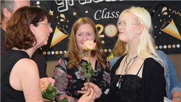Jeder Abschlussschüler und jede Abschlussschülerin erhält eine Rose mit dem Zeugnis.