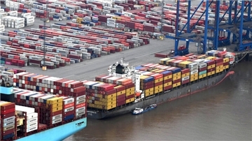 Containerschiffe liegen am Containerterminal.