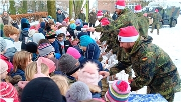 Jeder bekommt etwas, Seedorfer Soldaten verteilen Schoko-Weihnachtsmänner an die Kinder in Elsdorf.