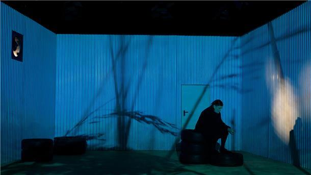 Jeder bleibt in dem Psychothriller „Tom auf dem Lande“ für sich allein. Das gilt auch für die trauernde Mutter (Isabel Zeumer).