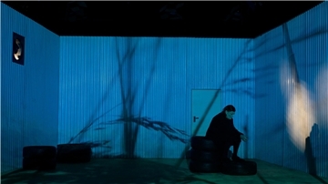 Jeder bleibt in dem Psychothriller „Tom auf dem Lande“ für sich allein. Das gilt auch für die trauernde Mutter (Isabel Zeumer).