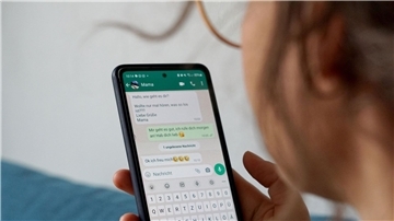 „Jeder darf sich seine persönlichen Eigenheiten bewahren“: Eine Frau schreibt über den Messengerdienst WhatsApp.