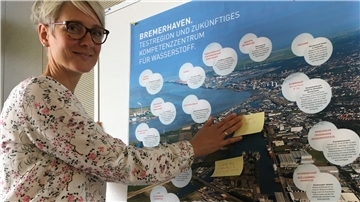 Jeder Kreis auf dem Plakat ist eine Idee für das Projekt Wasserstoff in Bremerhaven. Jeder Zettel, den Dr. Saskia Greiner neu drauf klebt, ist ein weiterer Vorschlag.