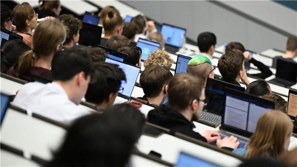 Zahl der Hochschulabschlüsse steigt leicht Jeder zehnte Abschluss entfiel auf das Lehramt. (Archivbild)
