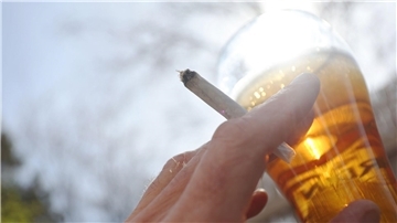 Jeder zweite Bundesbürger stört sich an dem typischen Geruch von Cannabis-Rauch.