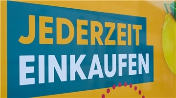 In großen Buchstaben steht auf einem Aushang "JEDERZEIT EINKAUFEN".