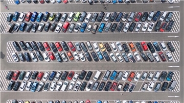 Jedes Fahrzeug muss versichert werden - und die Kfz-Policen werden laut Verivox-Umfrage teurer. (Illustration).