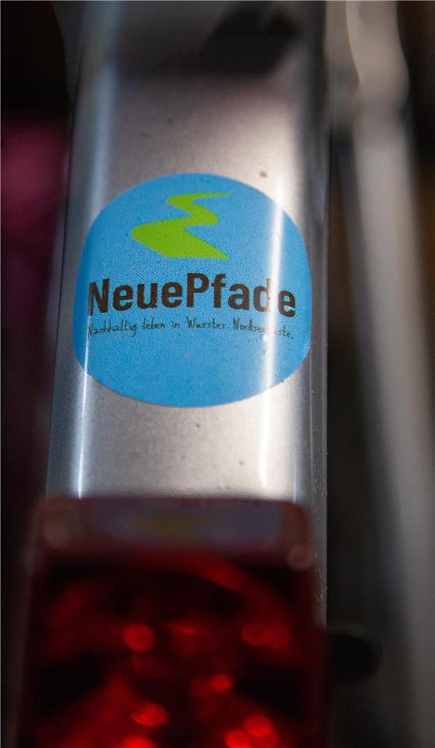 Jedes fertig reparierte Fahrrad bekommt das Siegel des Nachhaltigkeitsvereins „Neue Pfade“ in Wurster Nordseeküste.