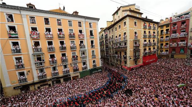 Dutzende Verletzte bei Stierhatzen in Spanien Jedes Jahr protestieren Tierschützer gegen die traditionellen Stierhatzen beim Sanfermín-Fest. Und jedes Jahr lockt das archaische Spektakel wieder Zehntausende Touristen in die nordspanische Stadt Pamplona.