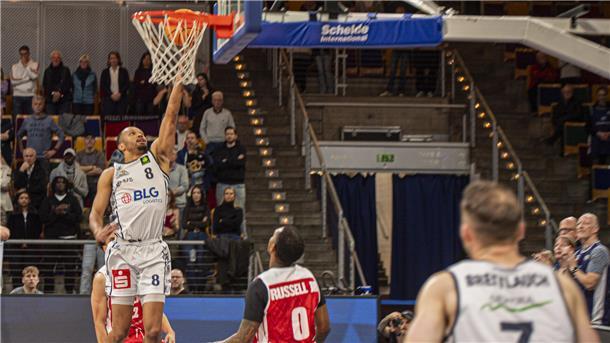 Jemarl Baker erzielt zwei Punkte für die Eisbären. Zur Halbzeit ahnte niemand, dass das Heimspiel gegen die RheinStars Köln noch so knapp werden würde.