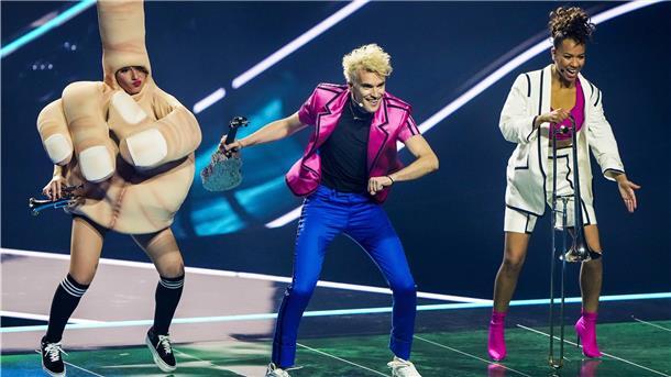 Jendrik Sigwart (Mitte, bei einer Probe in Rotterdam) tritt mit dem selbst komponierten Lied „I Don’t Feel Hate“ an. Der deutsche ESC-Kandidat will mit seinem Song auch ein Zeichen gegen Hass und Mobbing setzen.