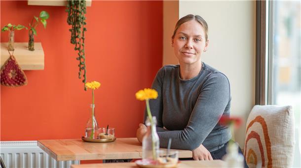 Jenifer Dagligil in ihrem Café Lieblingsplatz in der Alten Bürger in Bremerhaven