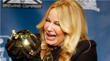 Jennifer Coolidge hat einen goldenen Puddingtopf von der Harvard-Universität bekommen.