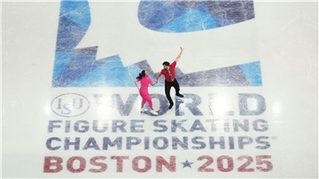 Jennifer Janse van Rensburg (l) und Benjamin Steffan liegen nach dem Rhythmustanz auf dem zwölften Platz.