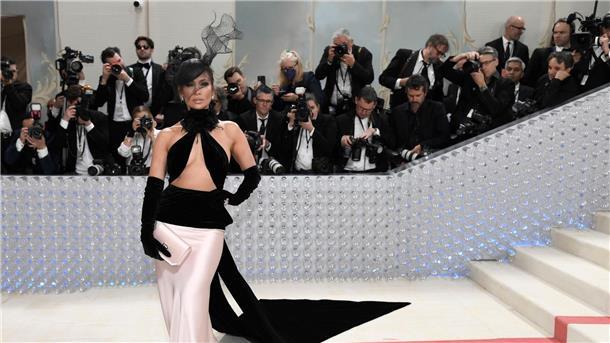 „Ikone“: Stars gedenken Karl Lagerfeld beim „Met Ball“ Jennifer Lopez bei der Eröffnung der Ausstellung „Karl Lagerfeld: A Line of Beauty“ im New Yorker Metropolitan Museum of Art.